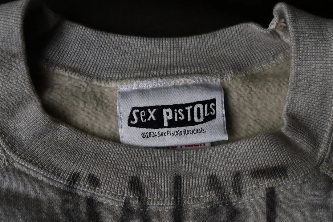 SAINT Mxxxxxx x SEX PISTOLS QUEEN SP_CREW SWT/GRAY band co-branded retro sweatshirt Queen's distressed sweatshirt with holes Distressed gray S-XL Retro distressed distressed hole wash treatment Hand-made graffiti treatment Factory four-needle six-thread boneless sewing Correct co-branded collar label/correct fruit label/wash water label/little angel label